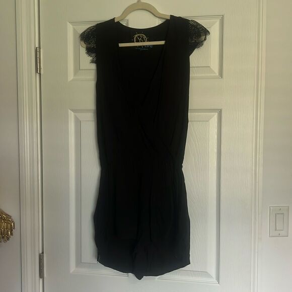 Planet Blue Black Romper - Size Small - Like New Shorts Romper Lace Sleeves - Picture 1 of 3
